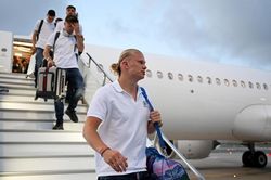 Haaland và Man City đổ bộ Istanbul với phong cách tối giản