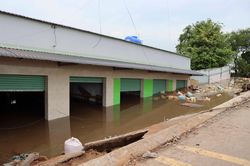 Long An: Sạt lở kéo 5 căn nhà trôi xuống sông