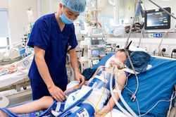 Trẻ nguy kịch vì sơ cứu đuối nước sai cách