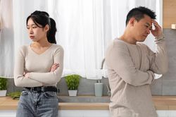 Vợ chồng Trung Quốc ly hôn, con ngủ gục trước cửa để xin ở cùng mẹ