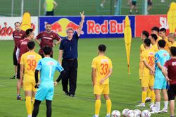 Sự tươi mới từ HLV Philippe Troussier