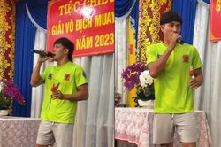 Nguyễn Trần Duy Nhất trổ tài ca hát, CĐV đề nghị… đi làm ca sĩ đám cưới