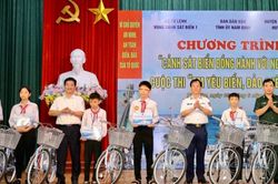Cảnh sát biển đồng hành với ngư dân Nam Định