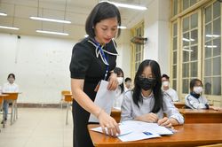 Thí sinh Hà Nội hồi hộp làm thủ tục dự thi lớp 10