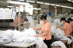 Bàn giải pháp hãm đà 'lao dốc' xuất khẩu dệt may