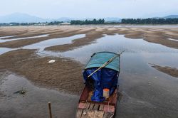 Hạ lưu sông Đà trơ đáy, thuyền bè và cá nuôi lồng mắc cạn