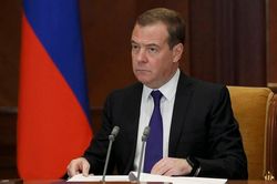 Ông Medvedev phản ứng trước kịch bản NATO điều quân đến Ukraine