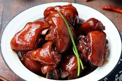 Học đầu bếp bí quyết làm món chân giò hầm Coca thơm ngon, mềm nục cả xương