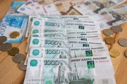 Đồng ruble giảm xuống mức thấp nhất trong hơn hai tháng so với USD