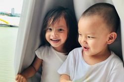 Loạt khoảnh khắc 'cưng xỉu' của hai nhóc tỳ nhà Hồ Ngọc Hà, quý tử Leon có biểu cảm giật spotlight