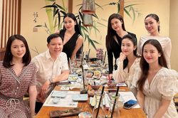 Bác sĩ Cao Hữu Thịnh gây chú ý khi xuất hiện cùng khung hình với các mỹ nhân Vbiz tại các bữa ăn thân mật