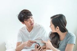 Đêm tân hôn, chồng đưa tôi vỉ thuốc tránh thai