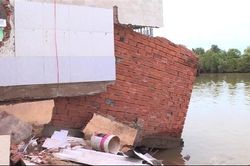 Hà Bá 'ngoạm' gần trăm căn nhà ở Bạc Liêu