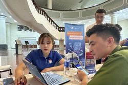 Triển khai 88 đội thanh niên hỗ trợ người dân Thủ đô chuyển đổi số