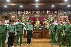 Công an TPHCM dâng hoa, dâng hương tưởng nhớ Chủ tịch Hồ Chí Minh