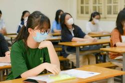 Thi lớp 10 tại Hà Nội: 9 thí sinh bị chấn thương tay phải, cần người hỗ trợ làm bài