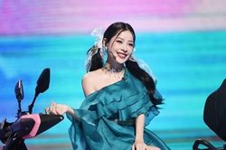 Đạp Gió 2023: Chi Pu lái xe địa hình lên sân khấu, đốn tim các tỷ tỷ vì đáng yêu