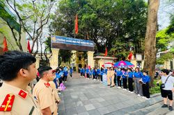 Công an Hà Nội hỗ trợ, tiếp sức thí sinh 'vượt vũ môn'