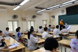 Ngày đầu kỳ thi lớp 10 Hà Nội: Giám thị liên tục nhắc nhở thí sinh vẫn mang điện thoại vào phòng thi
