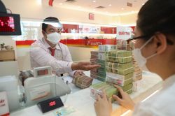 Tiền gửi vẫn chảy mạnh vào ngân hàng