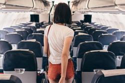 Cô gái từ chối ngồi cạnh người ngoại cỡ trên máy bay