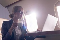 Cô gái đi làm bằng máy bay mỗi tuần