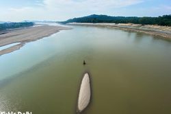 Cận cảnh sông Đà cạn trơ đáy