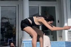 Áp dụng lý thuyết học bơi, cô gái có màn tạo dáng hài hước