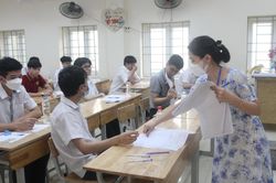 Thí sinh thi lớp 10 Hà Nội bắt đầu làm bài thi môn ngữ văn