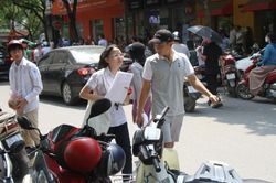 Thí sinh và phụ huynh tự tin bên nhau sau khi hoàn thành bài thi môn Ngữ văn