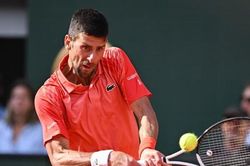 Djokovic dễ dàng vào chung kết Roland Garros sau khi Alcaraz chấn thương
