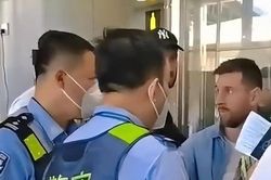Messi bị giữ lại 2 tiếng tại sân bay Trung Quốc