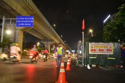 Rào chắn 60m đường Nguyễn Trãi phục vụ thi công hệ thống xử lý nước thải Yên Xá