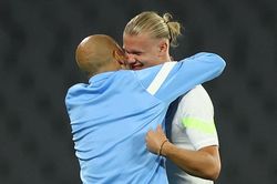 HLV Pep Guardiola ôm chặt Haaland trên sân tập trước chung kết C1