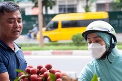 'Ma trận' vải thiều dọc các tuyến phố, chợ cóc ở Hà Nội