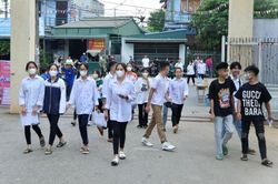 Hơn 100.000 thí sinh Hà Nội bước vào môn thi đầu tiên kỳ thi tuyển sinh lớp 10
