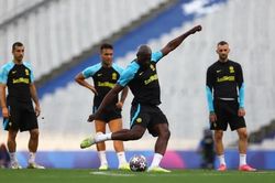 Cầu thủ Inter tập sút penalty trước trận chung kết C1