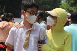 Ôm chặt cha mẹ, con rơi nước mắt sau buổi thi Ngữ văn