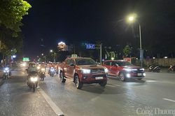 Nhân viên điện lực Nghệ An phát loa trong đêm, kêu gọi người dân tiết kiệm điện
