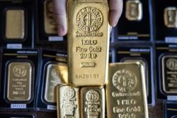 Giá vàng thế giới có tuần tăng tốt nhất hơn 1 tháng, SPDR Gold Trust bán mạnh trước cuộc họp Fed