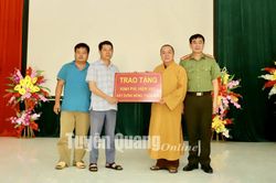 Trao kinh phí hỗ trợ xã Yên Lâm xây dựng nông thôn mới