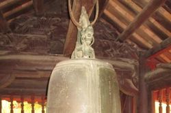 Quả chuông thời Tây Sơn chùa làng Quan Đình ở xứ Kinh Bắc