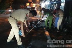 Cán nát chân người đi xe máy, xe tải cẩu chở cọc bê tông lén 'hạ tải' bất thành