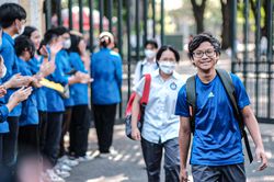 Sĩ tử Hà Nội rạng rỡ kết thúc ngày đầu tiên thi vào lớp 10