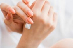 Cách chăm sóc da tay mềm mịn
