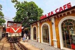 Quán cà phê mới mở tại ga tàu Long Biên hút khách tới check-in