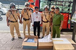 CSGT bắt giữ 1.700 bao thuốc lá lậu trên xe buýt Phương Trang