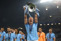 Hậu vệ MU lên án Ferdinand vì chúc mừng Man City