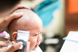 Vì sao cha mẹ không nên cạo trọc đầu cho con trong mùa nóng?