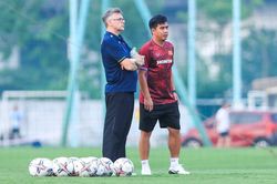 HLV Troussier 'chơi chiêu' lạ trước ngày chốt danh sách đấu Hong Kong